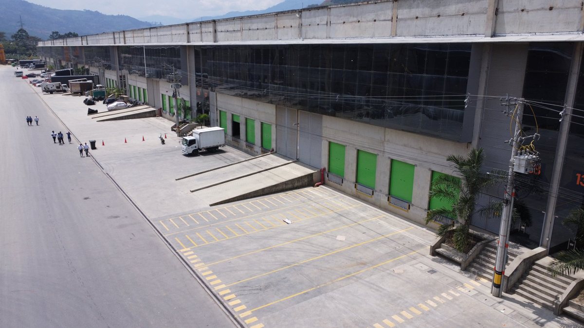 Foto real de obra: montaje de fachada