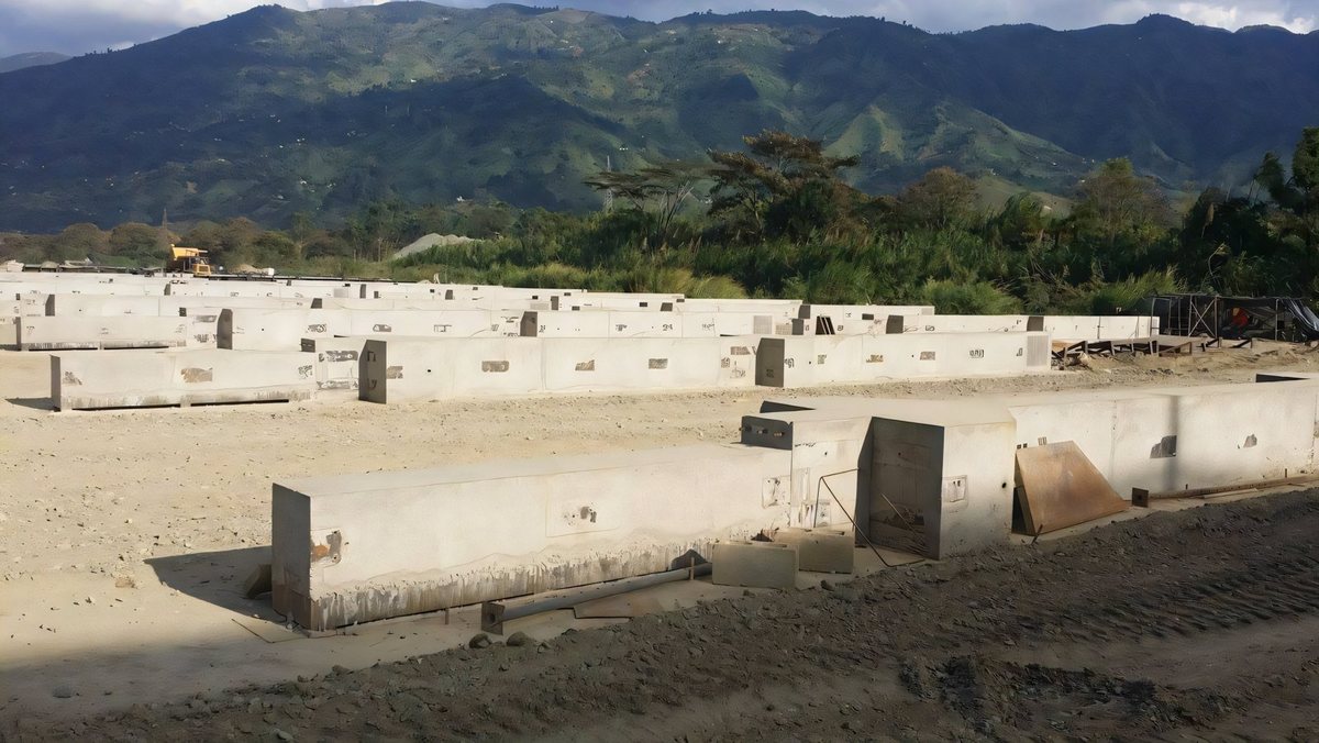 Foto real de obra: la fábrica, en el lote