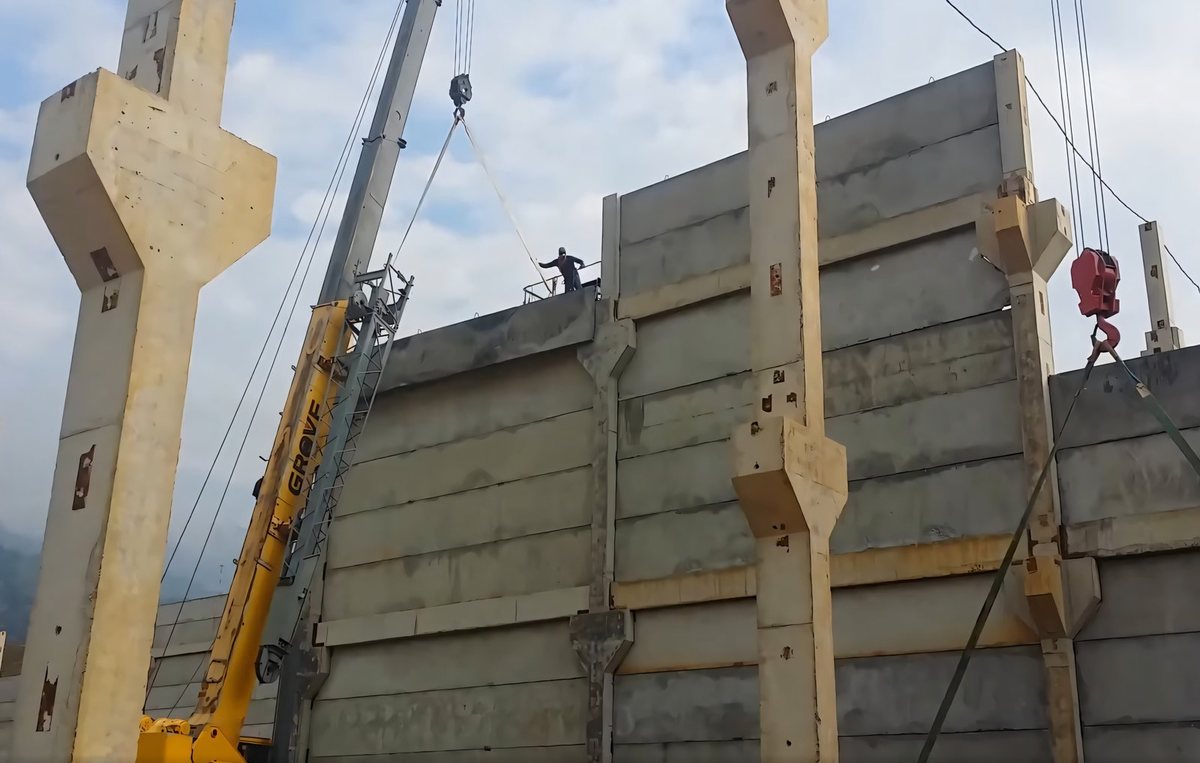 Foto real de obra: subida de muros