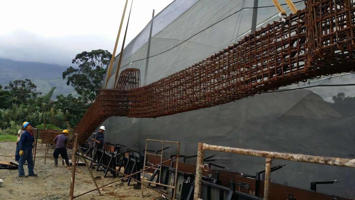 Foto real de obra: la fábrica, en el lote